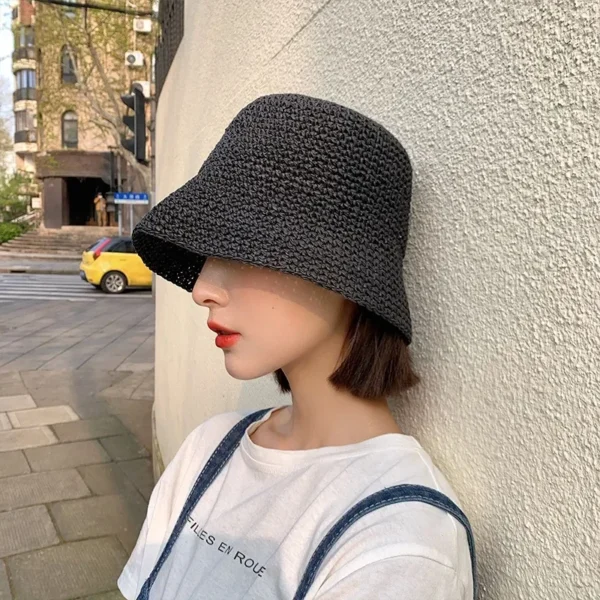 jeune-femme-poret-un-bob-crochet-noir-chic Jeune femme porte un bob au crochet chic noir
