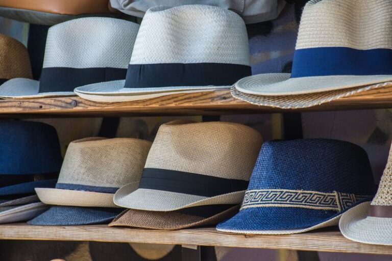 Différents-types-de-chapeaux-sont-entreposés-sur-des-étagères