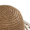 Gros-plan-sur- la-qualité-du-tricot-paille-du-chapeau