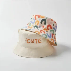 petit-chapeau-pour-bebe Un joli chapeau pour bébé douche face sur un fond gris clair
