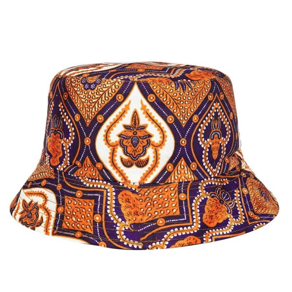 Un bob chapeau aux motifs oriental est présenté sur un fond blanc