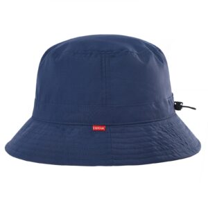 Un bob chapeau bleu marine présenté sur un fond blanc