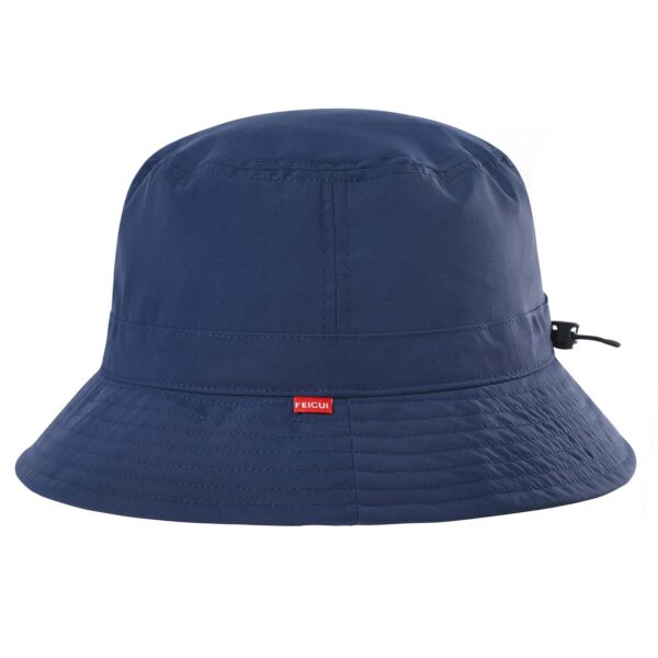 bob-bleu-marine Un bob chapeau bleu marine présenté sur un fond blanc
