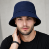 bob-bleu-marine-homme-face-style Homme portant un bob bleu marine au style classique, idéal pour un look casual, urbain et estival.