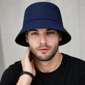 Homme portant un bob bleu marine au style classique, idéal pour un look casual, urbain et estival.