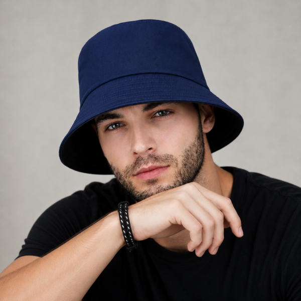 bob-bleu-marine-homme-look-urbain Bob Bleu Marine pour homme offrant un style urbain et moderne. Léger, confortable et facile à porter, il s'accorde parfaitement avec une tenue décontractée ou streetwear.