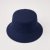 bob-bleu-marine-vue-dessus Vue détaillée du dessus du Bob Bleu Marine permettant d'apprécier la qualité des coutures, la forme structurée et la finition soignée du chapeau.