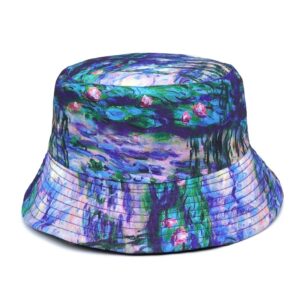 bob-chapeau Un bob chapeau aux motifs de peinture du célèbre Monet est présenté sur un fond blanc