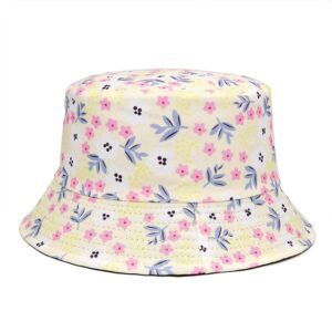 bob-chapeau Un bob blanc avec des motifs de petites fleurs roses