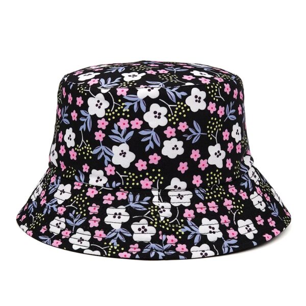 bob-chapeau-daisy Un bob chapeau avec une composition florale en motif est présenté sur un fond blanc