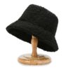 bob-chapeau-en-laine-noir Un bob laine de couleur noire sur un fond blanc
