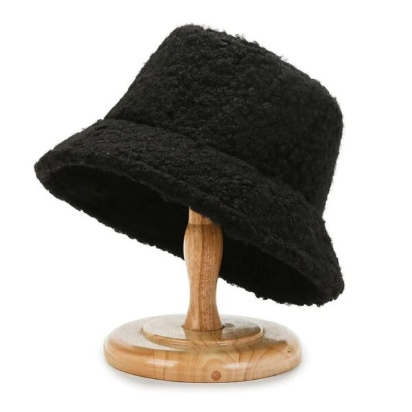 bob-chapeau-en-laine-noir Un bob laine de couleur noire sur un fond blanc