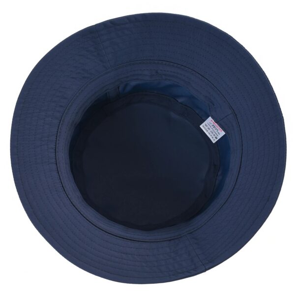bob-chapeau-interieur-aere-leger Un bob chapeau bleu marine retourné avec vue sur son intérieur et présenté sur un fond blanc