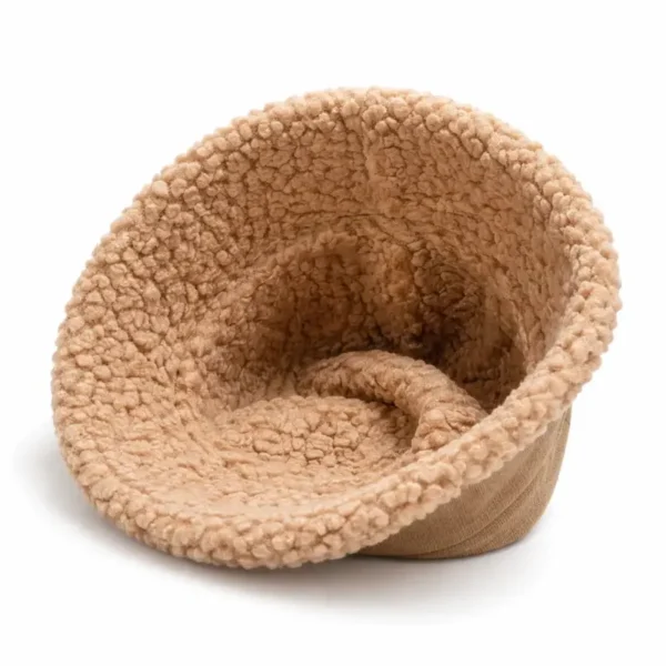 bob-chapeau-laine-interieur-doublure-fourrure-homme Un bob chapeau avec un intérieur en laine de mouton est retourné sur un décor blanc