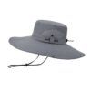 Un grand bob chapeau gris sur fond blanc