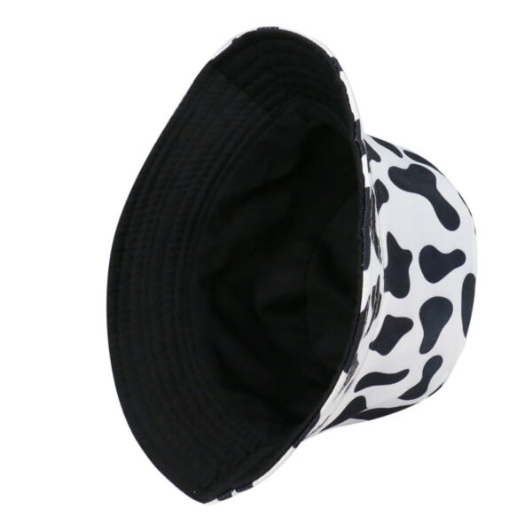 bob-chapeau-renverse Le bob vache est renversé sur le côté et on voit la partie intérieure