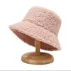 bob-en-laine-rose Un bob laine de couleur rose sur un fond blanc