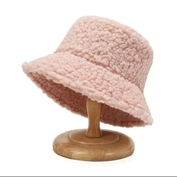 bob-en-laine-rose Un bob laine de couleur rose sur un fond blanc