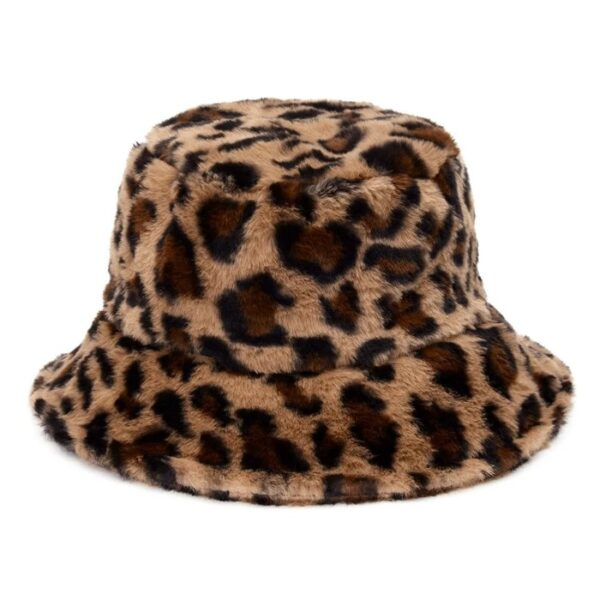 bob-fourrure-leopard-version-3 Un bob fourrure léopard couleur marron foncé sur un fond blanc