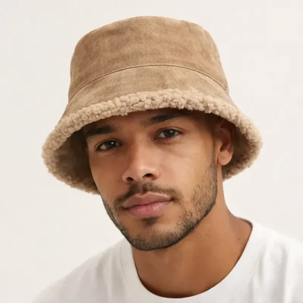 bob-hiver-homme Un homme porte un bob hiver beige sur fond blanc