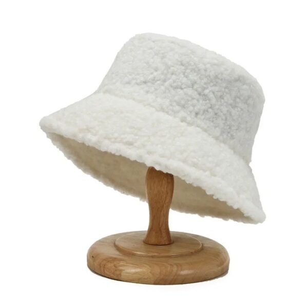 bob-laine-blanc Un bob laine de couleur blanche sur un fond blanc