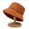 bob-laine-marron Un bob laine de couleur marron sur un fond blanc