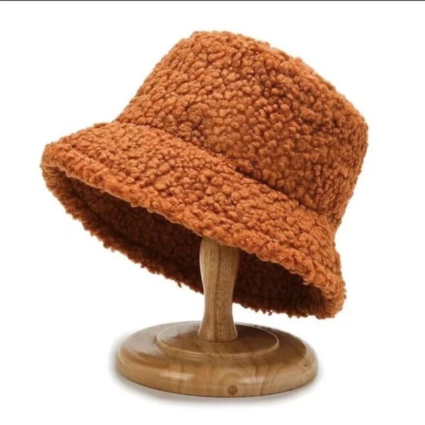 bob-laine-marron Un bob laine de couleur marron sur un fond blanc