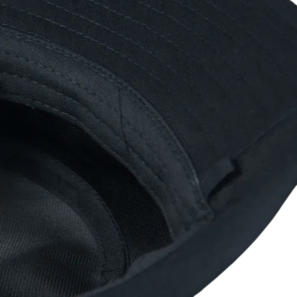 bob-passion Un bob chapeau noir renversé sur fond blanc