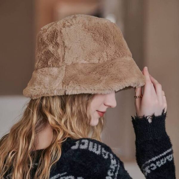 bob-pour-femme-hiver-marron Un modèle porte un bob chapeau marron de profil en fourrure épais et doux