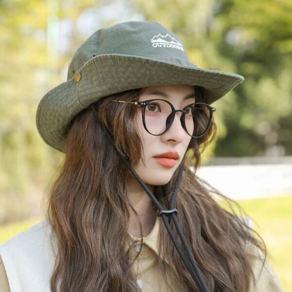 Fille avec lunettes et bob sur la tête prend la pose