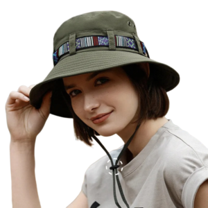 bob-safari-femme Une femme porte un bob safari vert militaire sur la tête