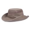 Un bob safari marron sur fond blanc