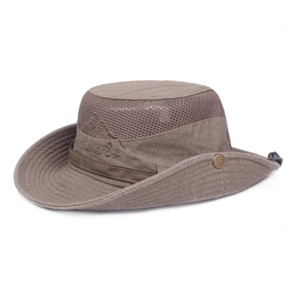 Un bob safari marron sur fond blanc