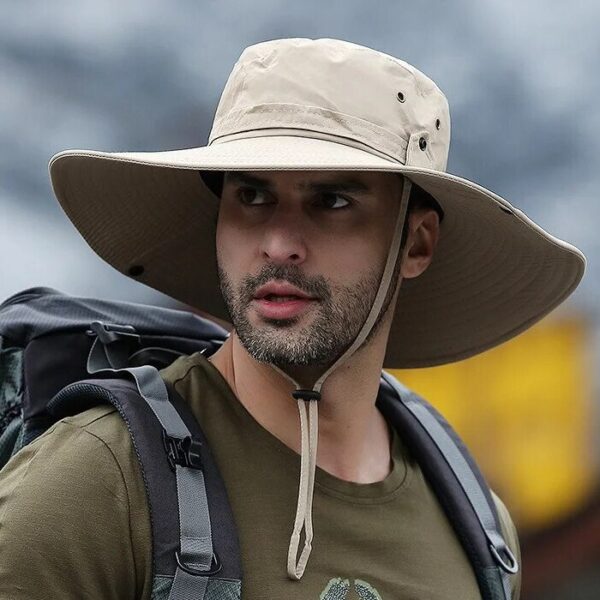bob-safari-protection-solaire-beige Homme-aventurier-porte-un-bob-safari-avec-un-bord-très-large-pour-être-bien-protégé-du-soleil