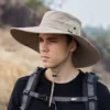 Un homme en pleine nature porte un large bob chapeau safari beige