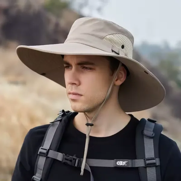 Un homme en pleine nature porte un large bob chapeau safari beige