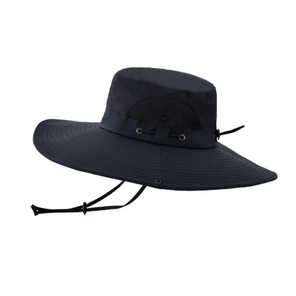 Un chapeau de pêcheur noir au large bord sur fond blanc