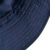 bob-tissu-leger-couleur-bleu-marine Rebord d'un bob bleu marine sur fond blanc