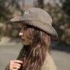 Jeune fille avec bob safari de profil