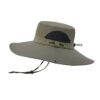 Un chapeau bob pour voyager en zones chaudes de couleur vert armée sur fond blanc