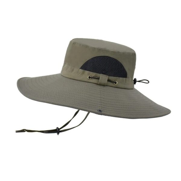 Un chapeau bob pour voyager en zones chaudes de couleur vert armée sur fond blanc