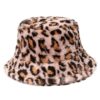 chapeau-bob-fourrure-leopard-version-4 Un bob fourrure léopard couleur clair rose sur un fond blanc