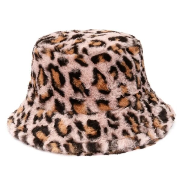 chapeau-bob-fourrure-leopard-version-4 Un bob fourrure léopard couleur clair rose sur un fond blanc