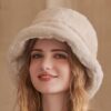 chapeau-bob-hiver Un modèle porte un bob chapeau en fourrure épais et doux