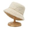 chapeau-bob-laine-beige Un bob laine de couleur beige sur un fond blanc