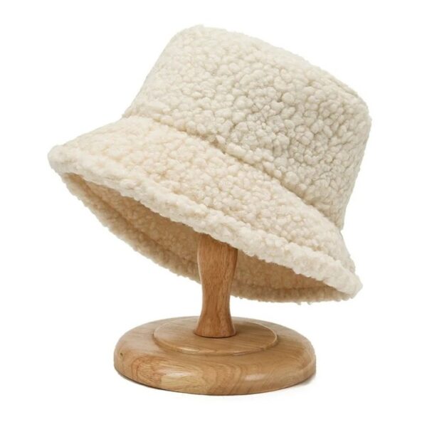 chapeau-bob-laine-beige Un bob laine de couleur beige sur un fond blanc