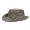 Un chapeau bob style safari aventurier vert sur fond blanc