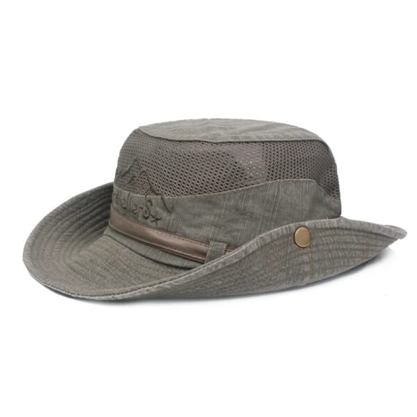 Un chapeau bob style safari aventurier vert sur fond blanc