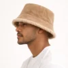 chapeau-hiver-pour-homme-elegant Un modèle porte un bob hiver homme de profil