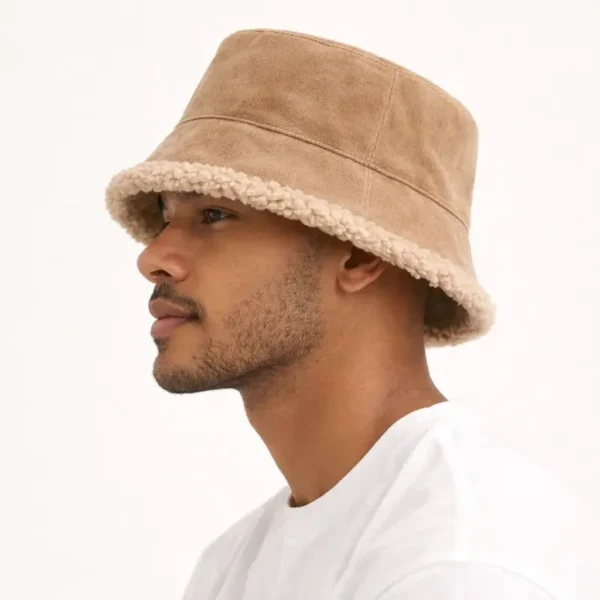 chapeau-hiver-pour-homme-elegant Un modèle porte un bob hiver homme de profil